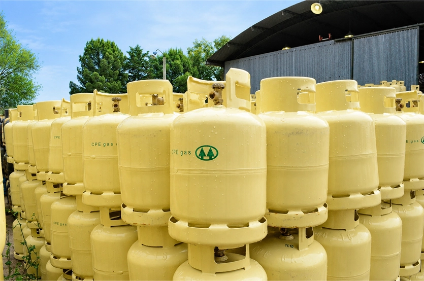Garrafas de CPEgas apiladas en la planta