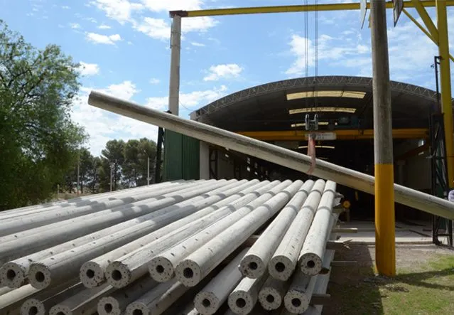Columnas de hormigón armado apiladas en la fábrica