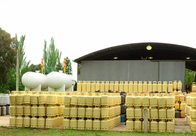 Garrafas apiladas en la planta de gas