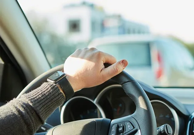 Conductor con las manos en el volante