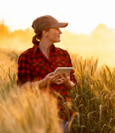 Productora agropecuaria en un campo de trigo