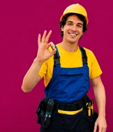 Operario con casco y ropa de trabajo