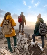 Grupo de excursionistas en la montaña