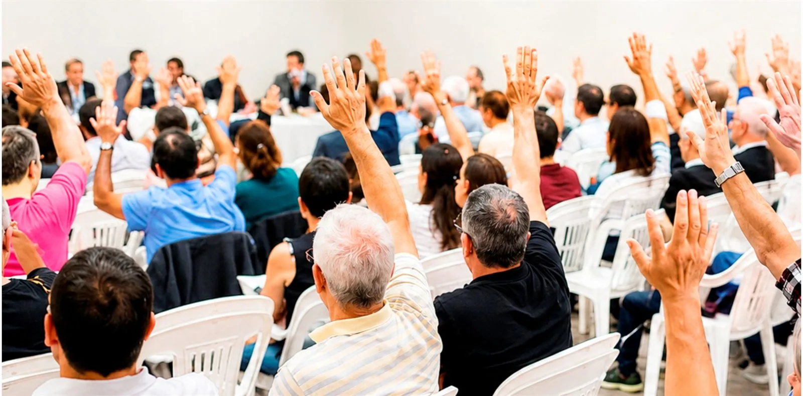 Delegados en proceso de votación