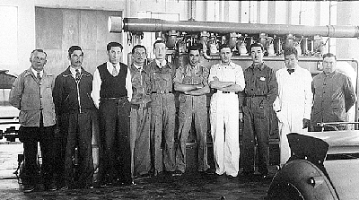 Operarios junto a motor - año 1941