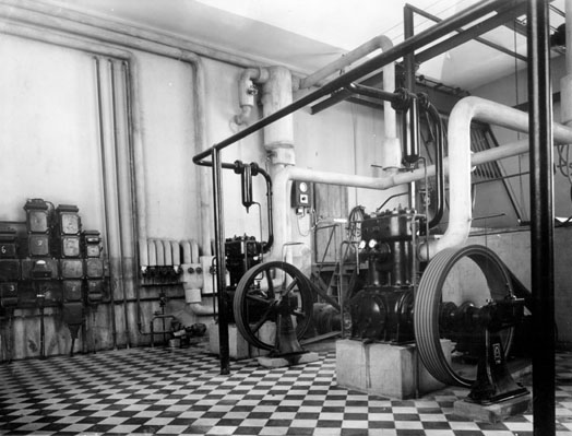 1° de noviembre de 1940: prueba de las maquinarias de la fábrica de hielo